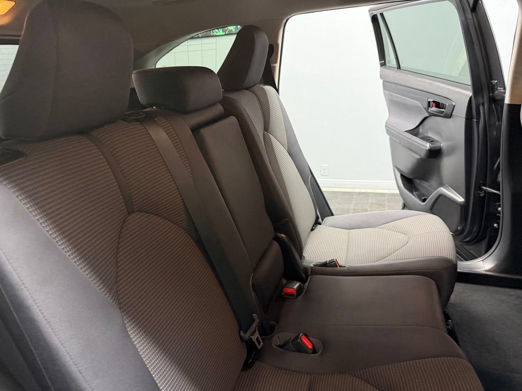 Used 2020 Toyota Highlander LE FWD image 47
