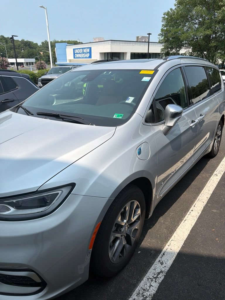 Used 2024 Chrysler Pacifica Pinnacle FWD image 2