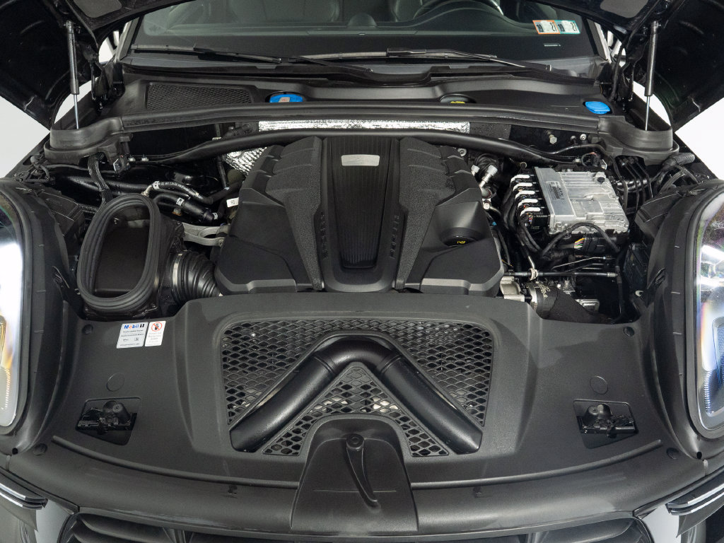 Certified 2021 Porsche Macan Turbo AWD/4WD image 55