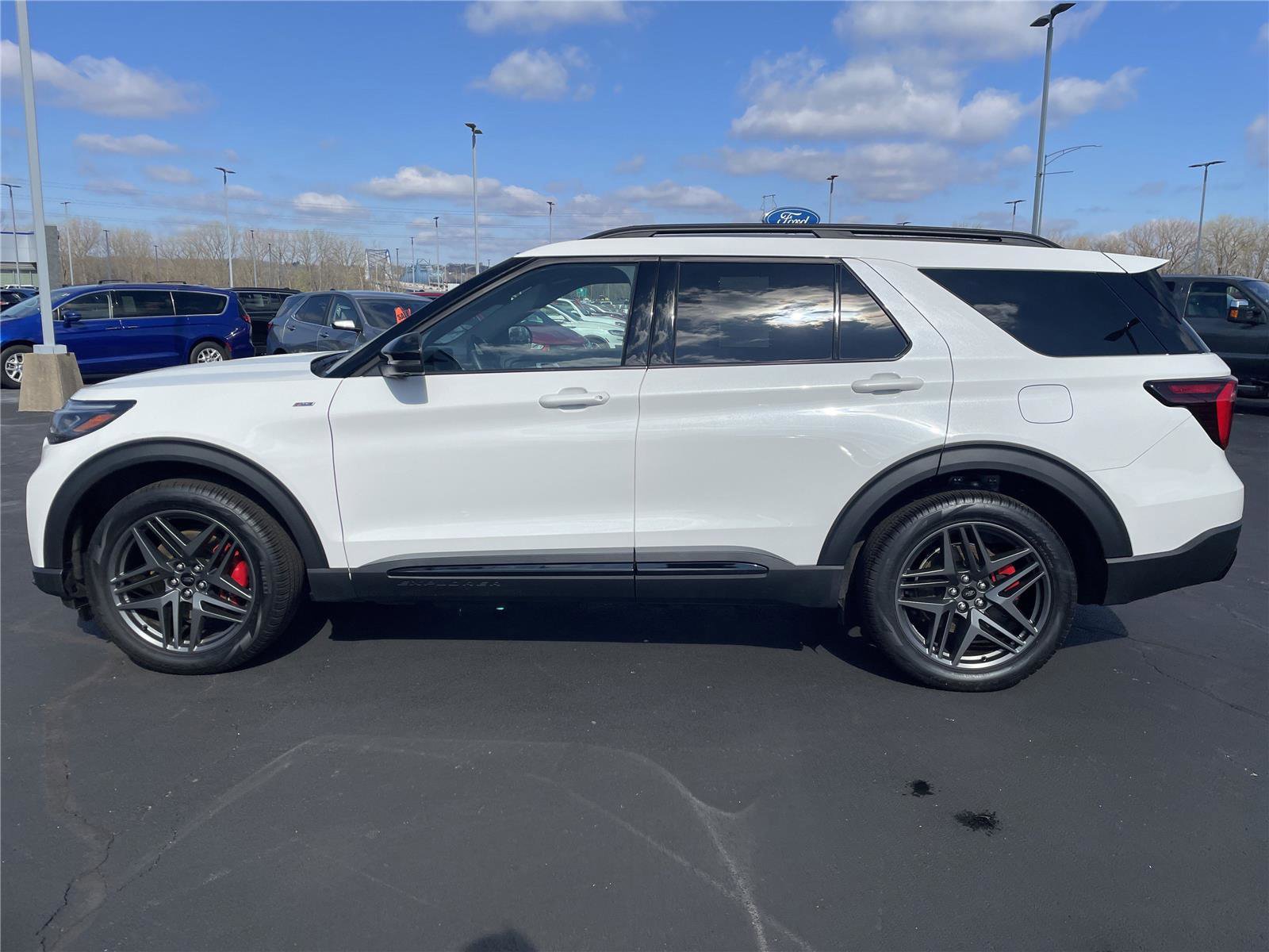 Used 2025 Ford Explorer ST-Line w/ Premium Package AWD/4WD image 2