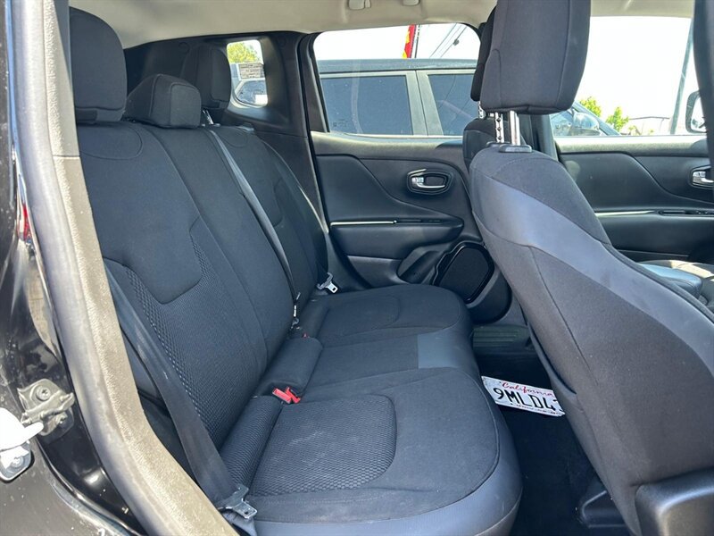Used 2018 Jeep Renegade Altitude FWD image 8