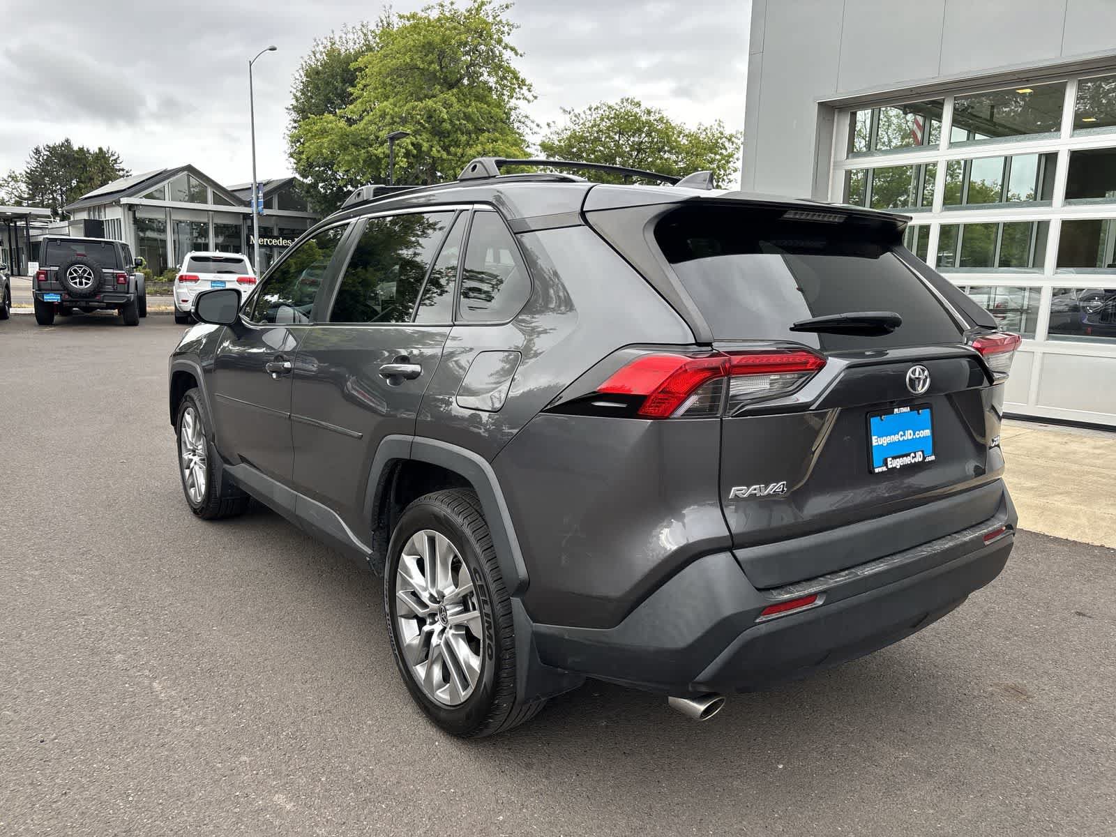 Used 2022 Toyota RAV4 XLE Premium FWD image 3