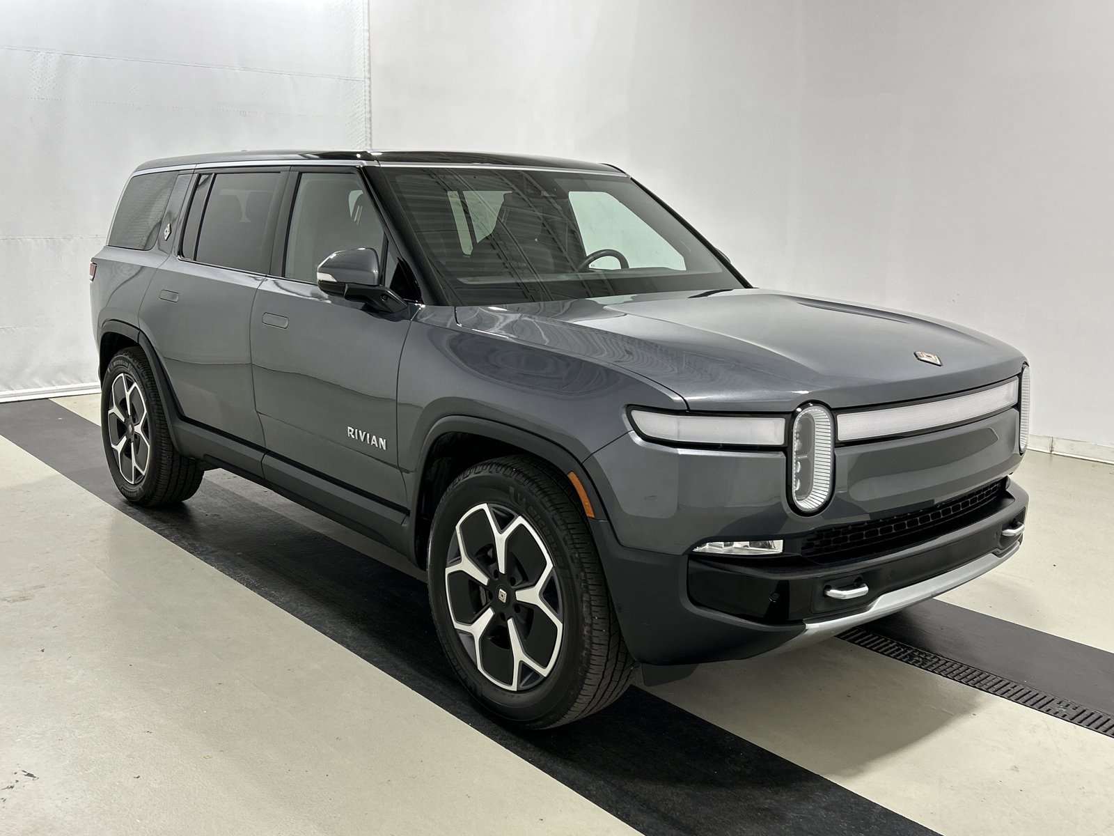 Used 2023 Rivian R1S Adventure AWD/4WD image 7