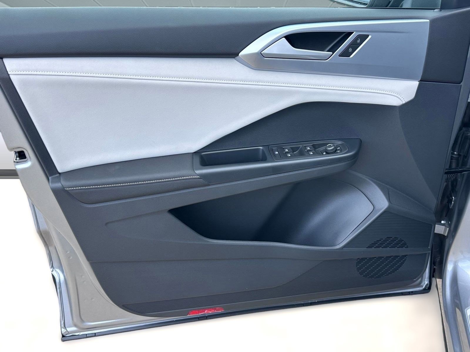 New 2026 Volkswagen Taos SE image 11