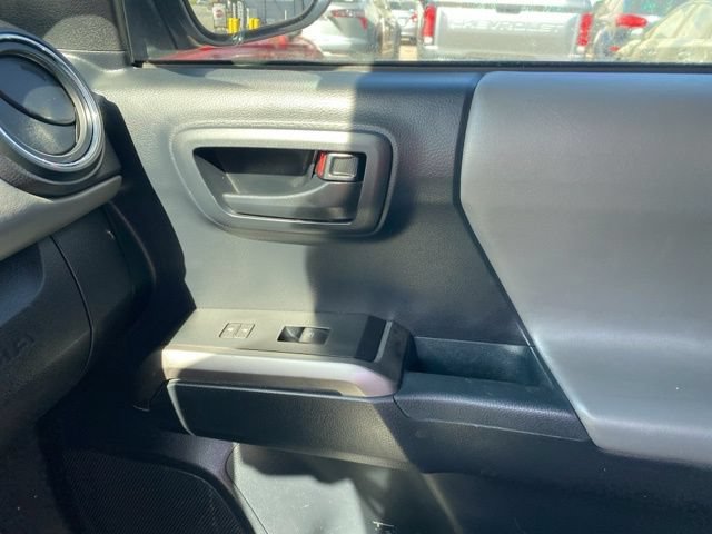 Used 2018 Toyota Tacoma SR5 AWD/4WD image 28