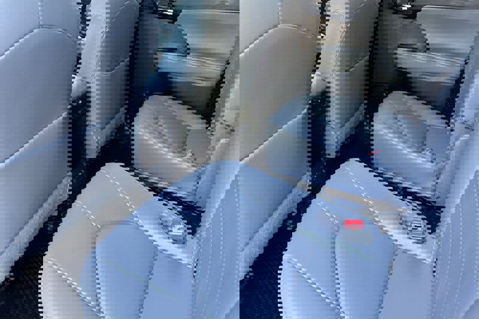 Used 2023 Toyota Highlander XLE image 4