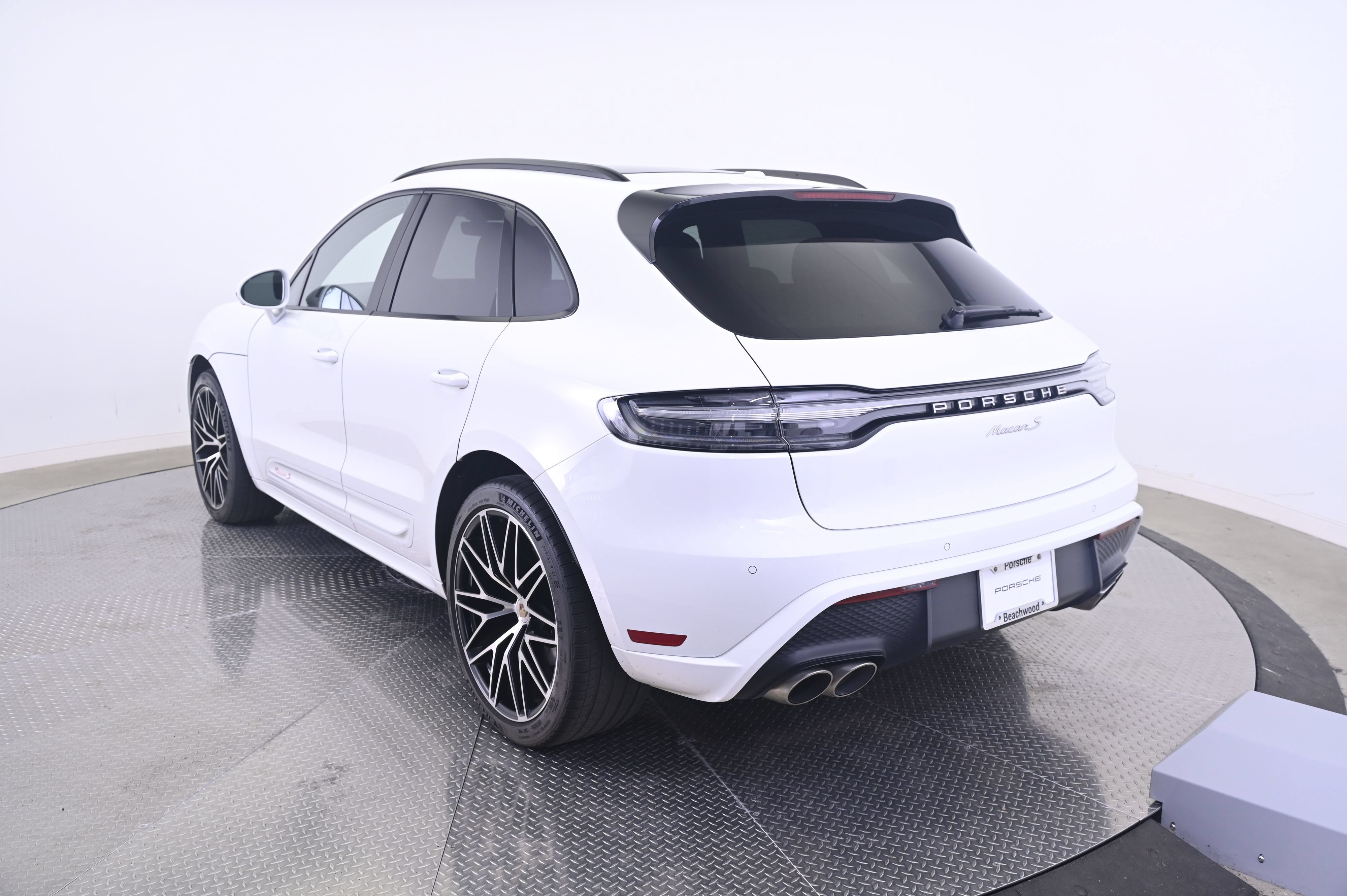 Certified 2024 Porsche Macan S AWD/4WD image 3