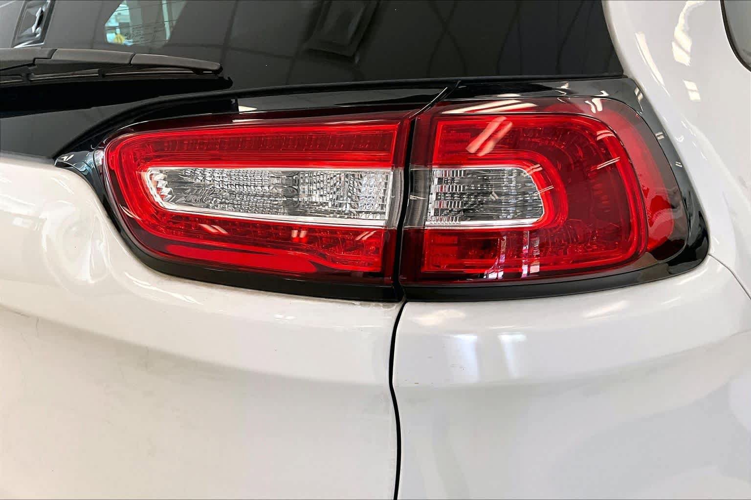 Used 2018 Jeep Cherokee Limited w/ Luxury Group AWD/4WD image 29