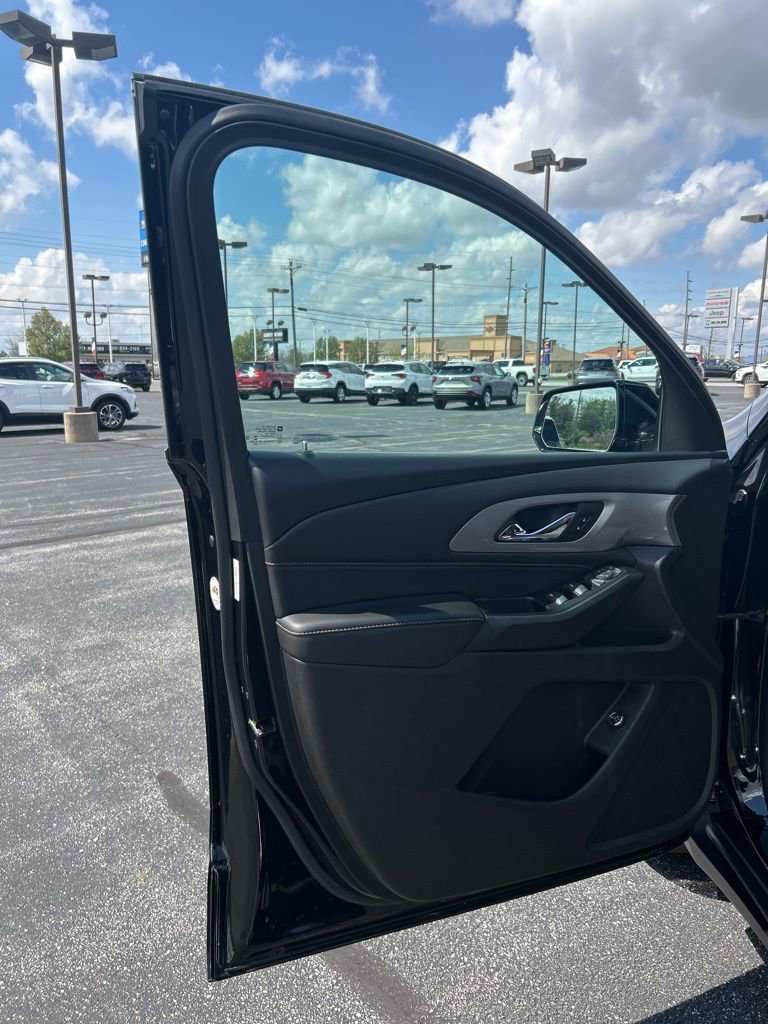 Used 2020 Chevrolet Traverse LT FWD image 25