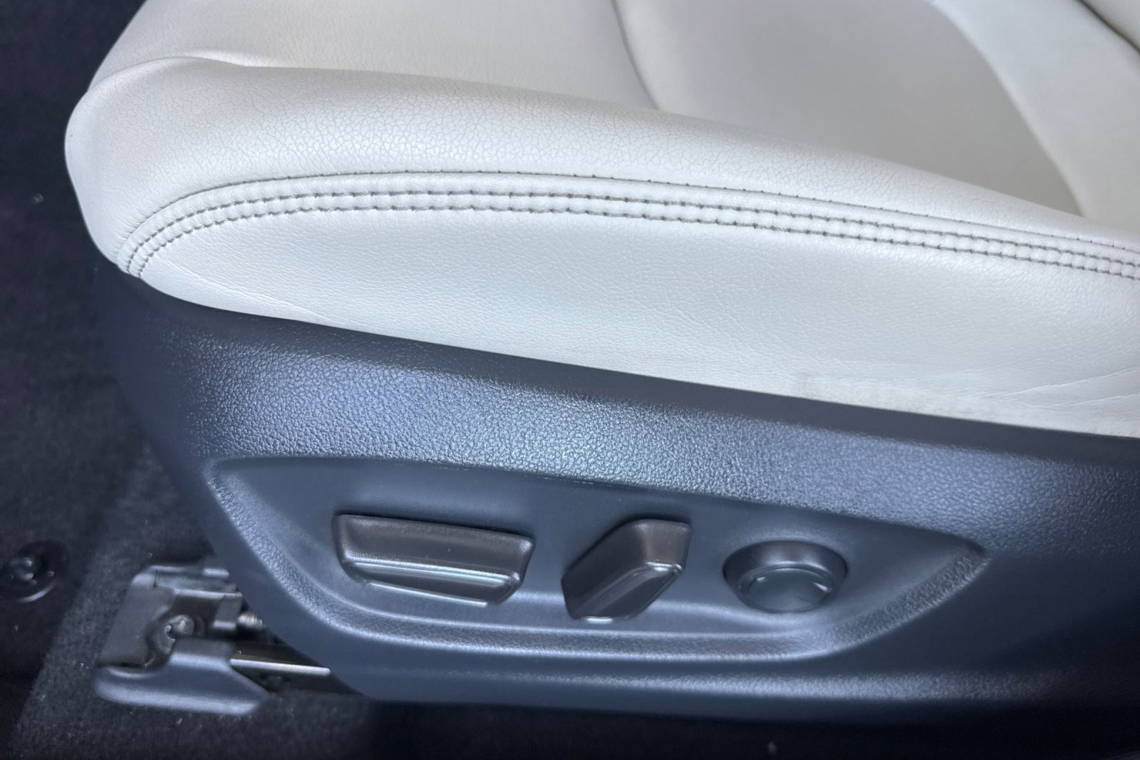 Used 2020 Toyota Corolla XLE image 12