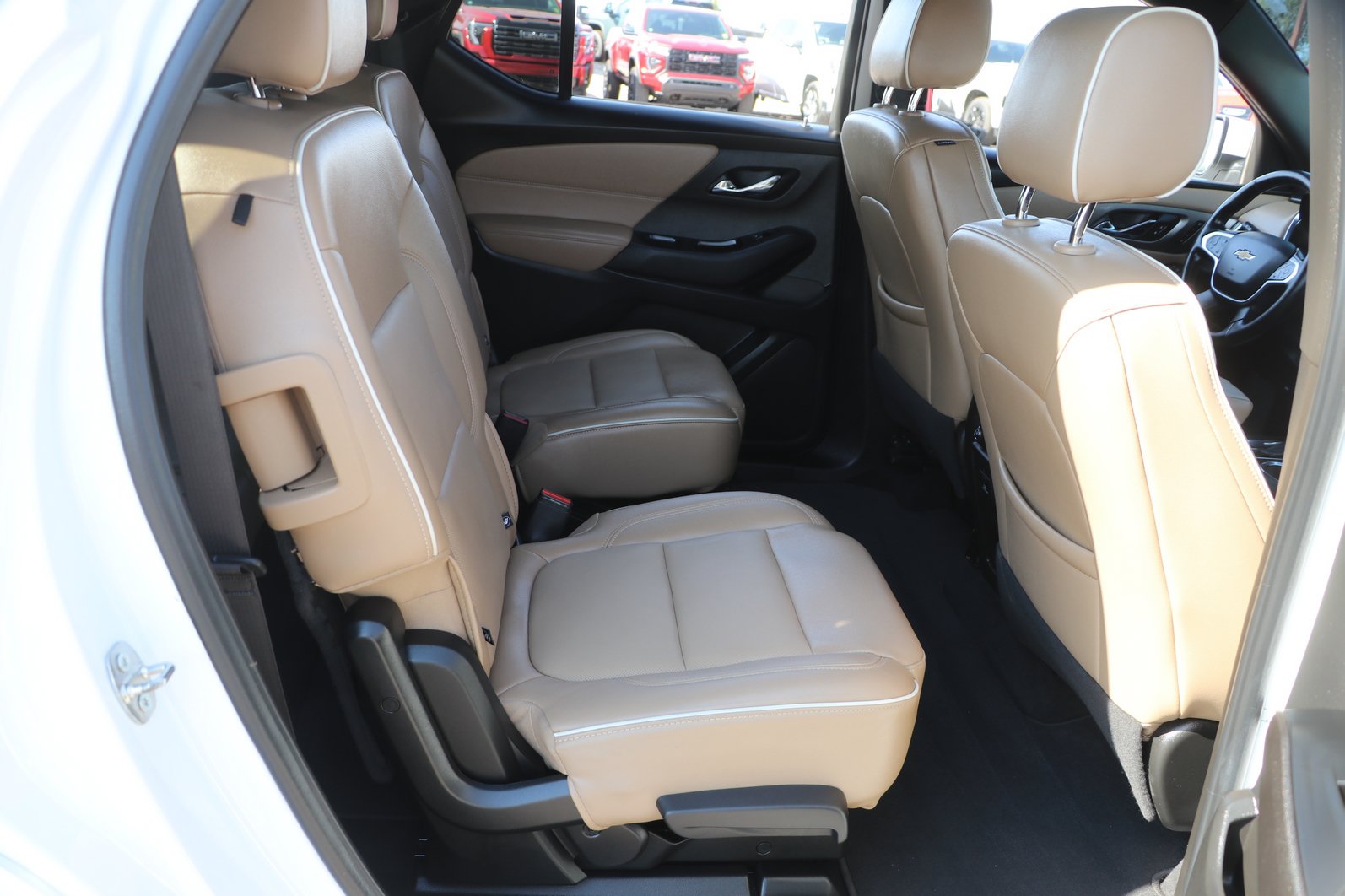 Used 2023 Chevrolet Traverse Premier FWD image 31