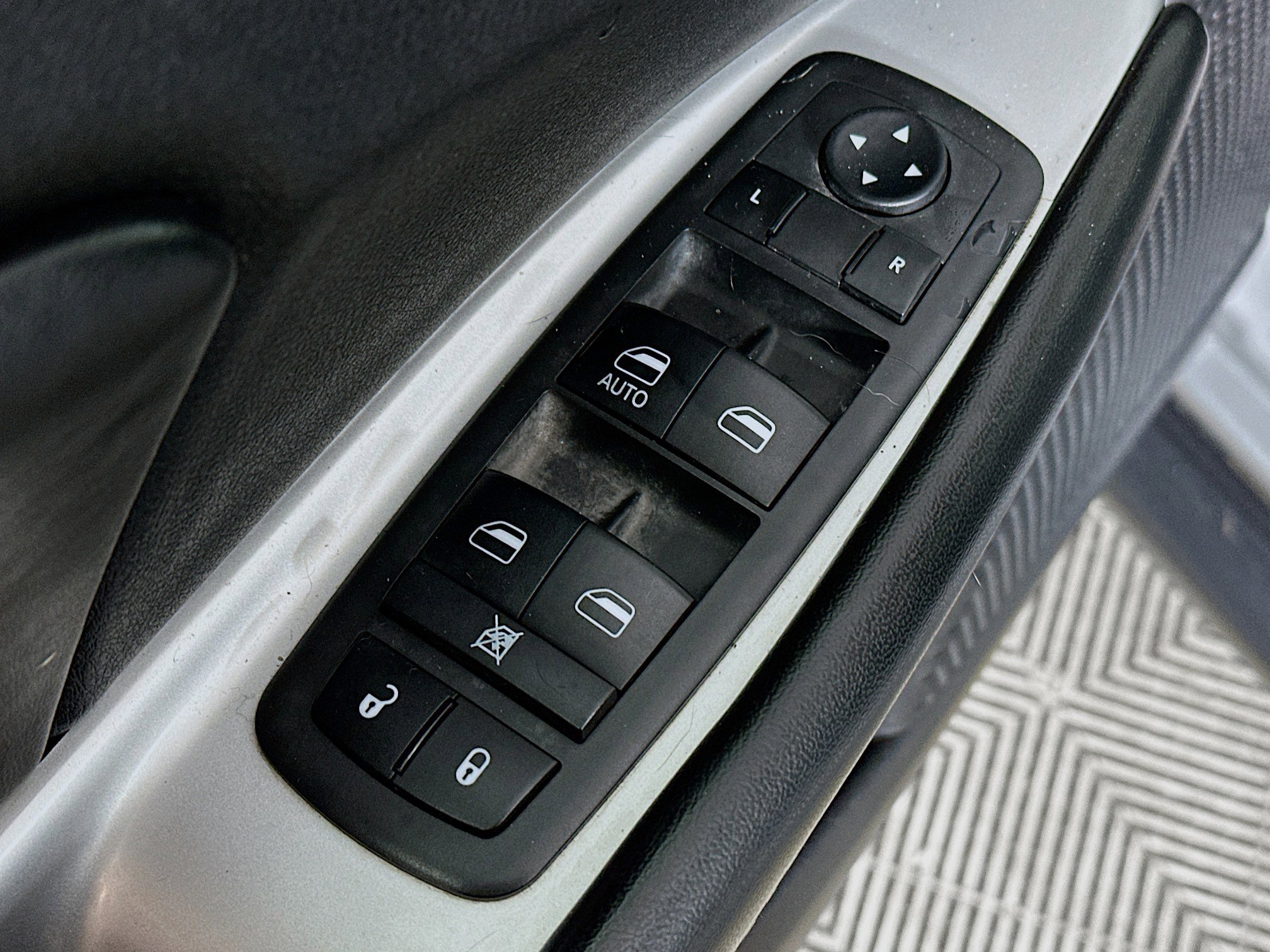 Used 2019 Dodge Journey SE image 17