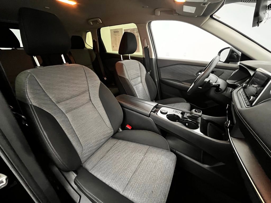 Used 2023 Nissan Rogue SV image 28