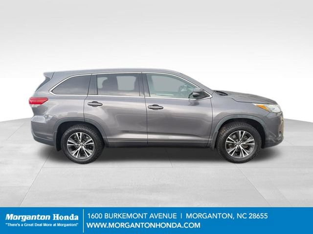 Used 2017 Toyota Highlander LE AWD/4WD image 8