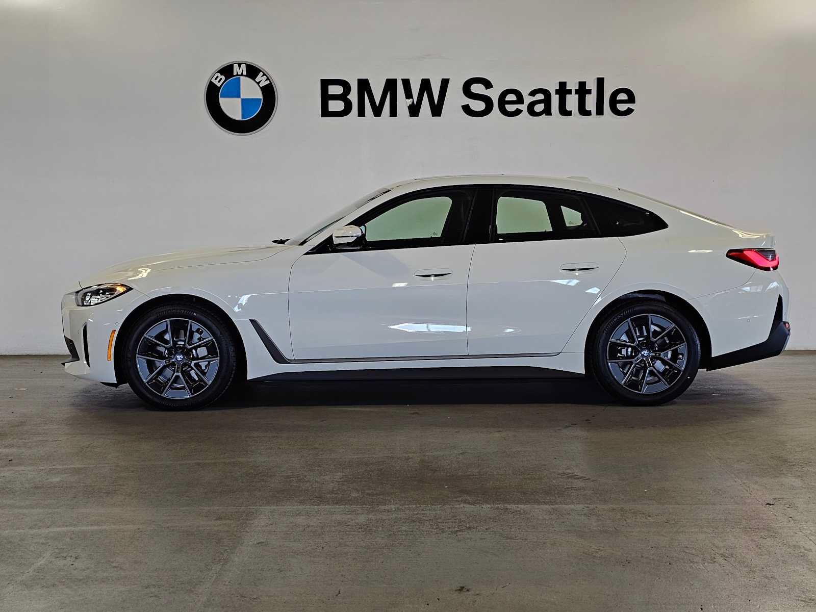 Used 2023 BMW i4 eDrive35 RWD image 3