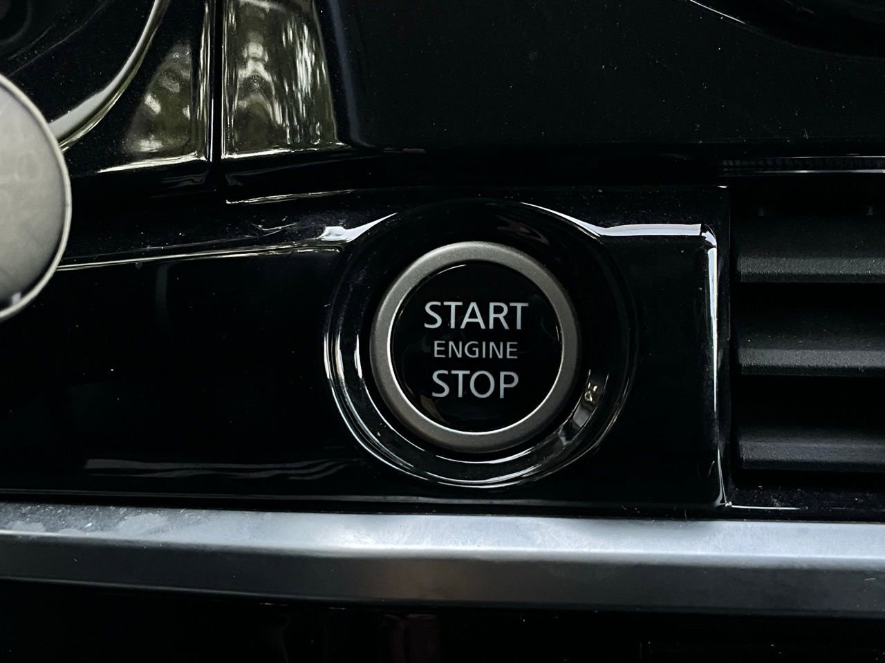 Used 2024 Nissan Pathfinder SV image 30