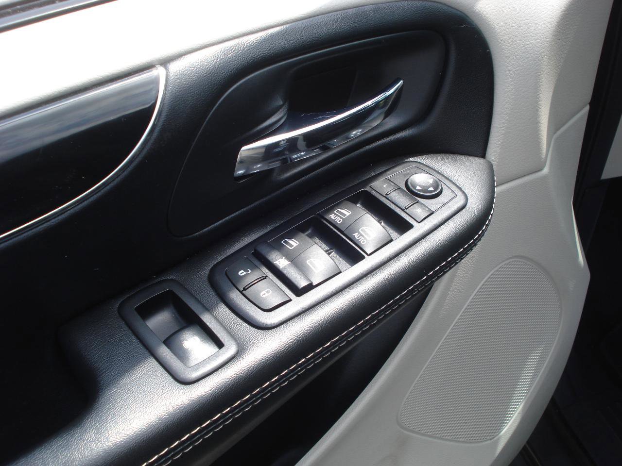 Used 2016 Dodge Grand Caravan SE image 10