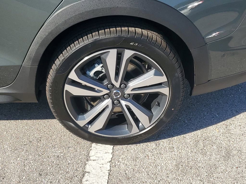 New 2026 Volvo V60 B5 Cross Country Plus image 3