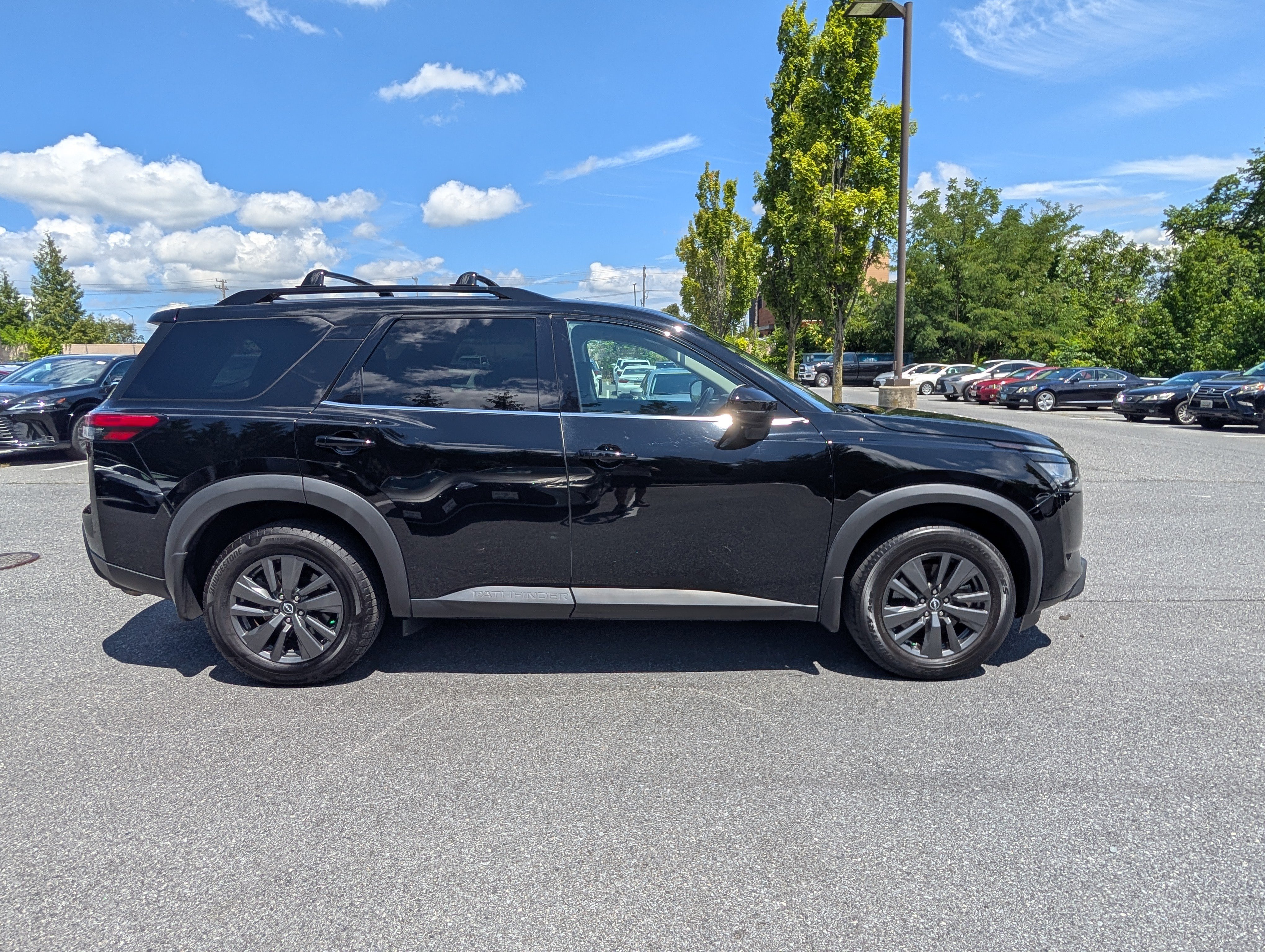 Used 2023 Nissan Pathfinder SV AWD/4WD image 2