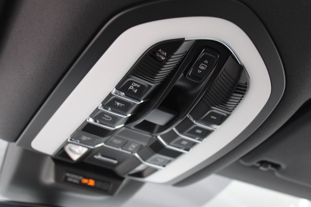 Used 2025 Porsche Macan image 33