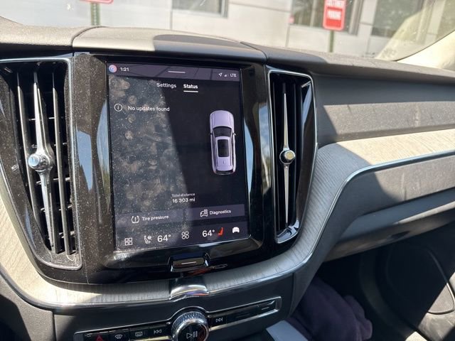 Used 2025 Volvo XC60 B5 Plus image 28