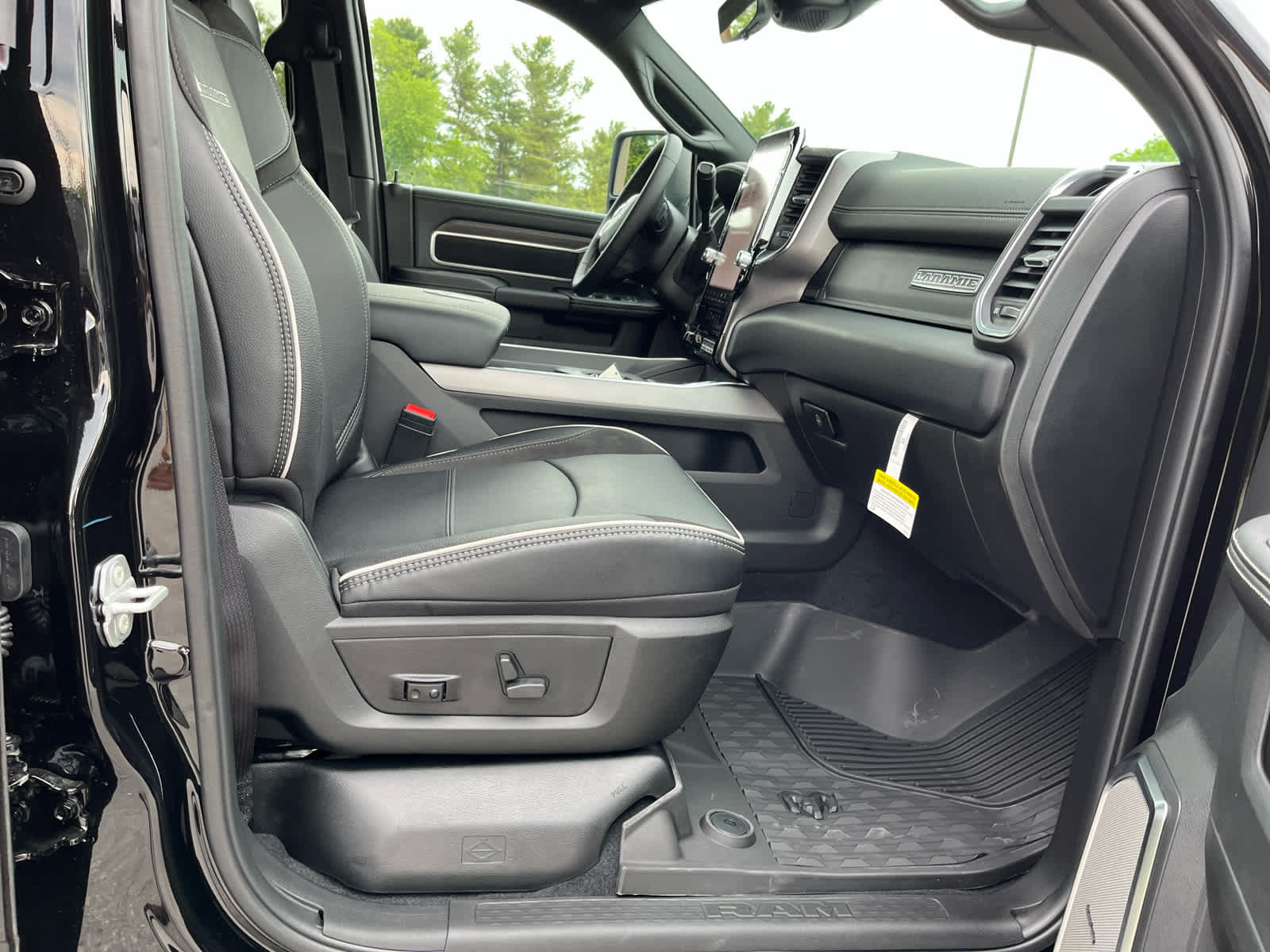New 2026 RAM 3500 Laramie AWD/4WD image 37