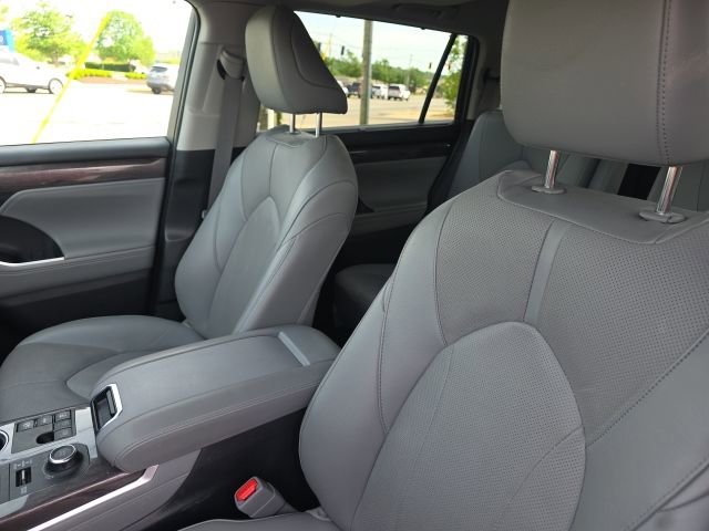 Used 2024 Toyota Highlander Limited AWD/4WD image 10