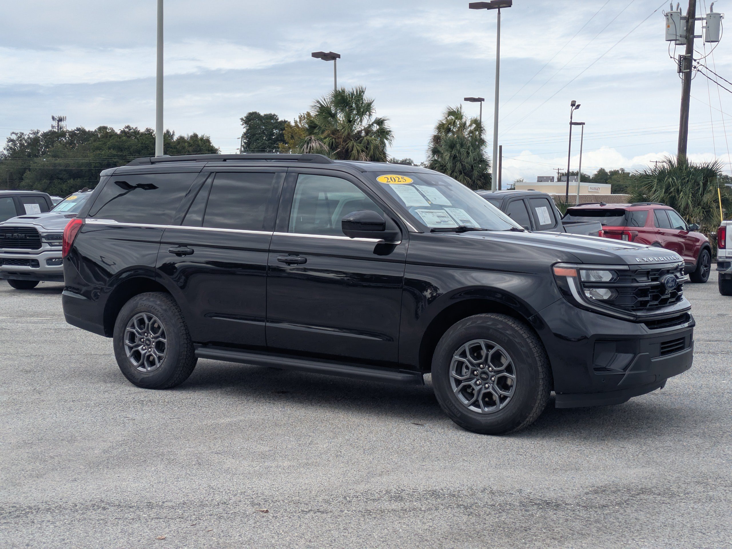 Used 2025 Ford Expedition Active RWD image 2