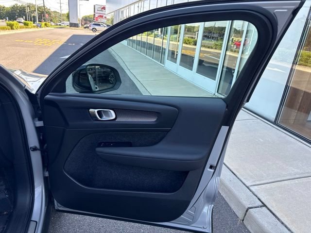 Certified 2025 Volvo XC40 B5 Plus AWD/4WD image 14