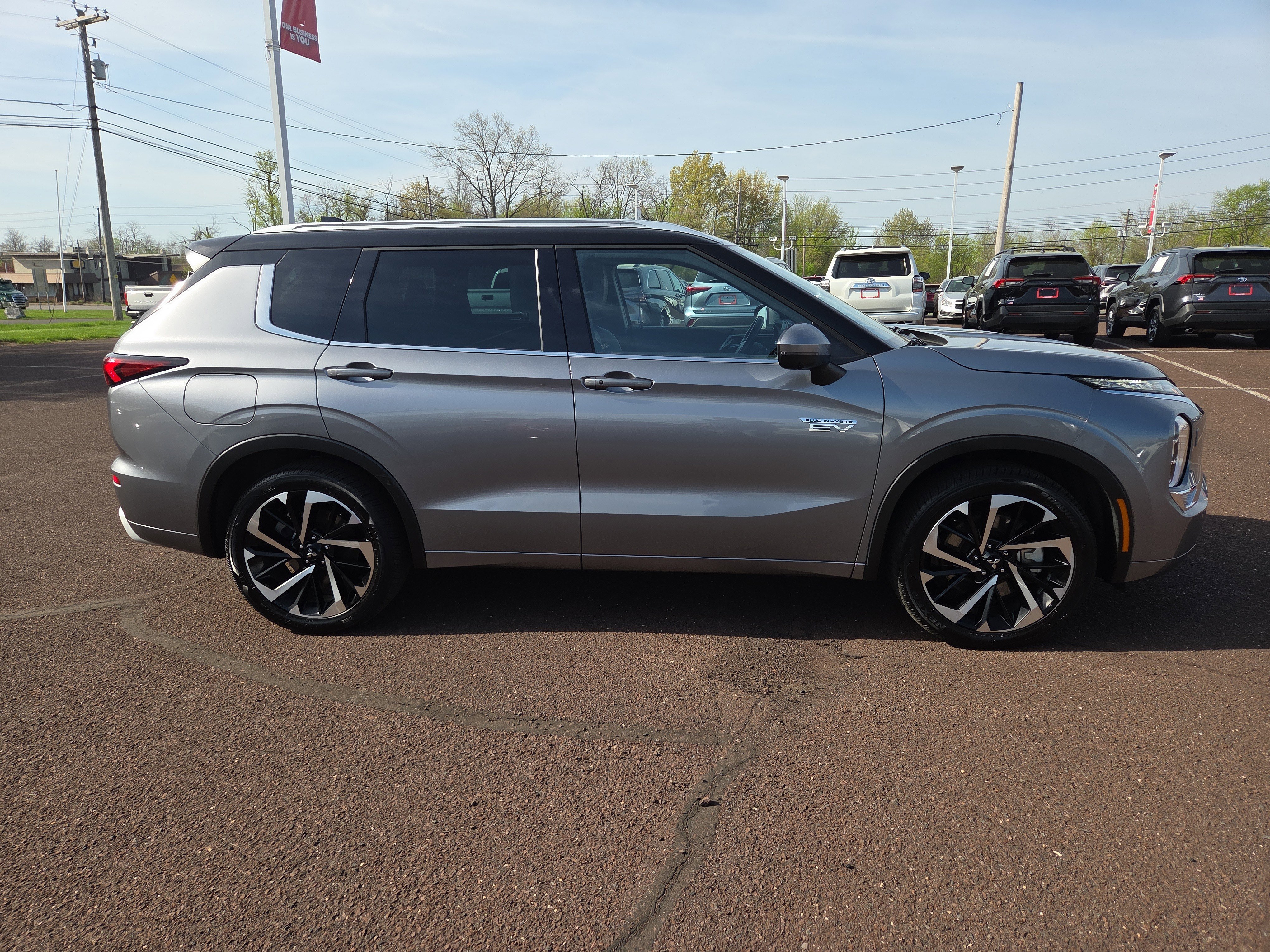 Used 2023 Mitsubishi Outlander SEL image 2