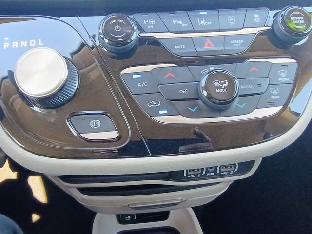 Used 2023 Chrysler Pacifica Touring-L image 30