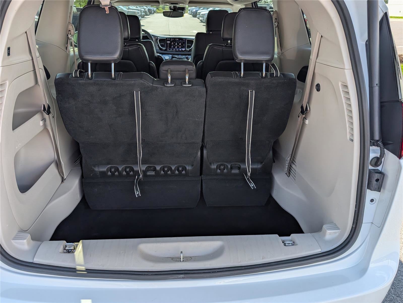 Used 2022 Chrysler Pacifica Touring-L FWD image 13