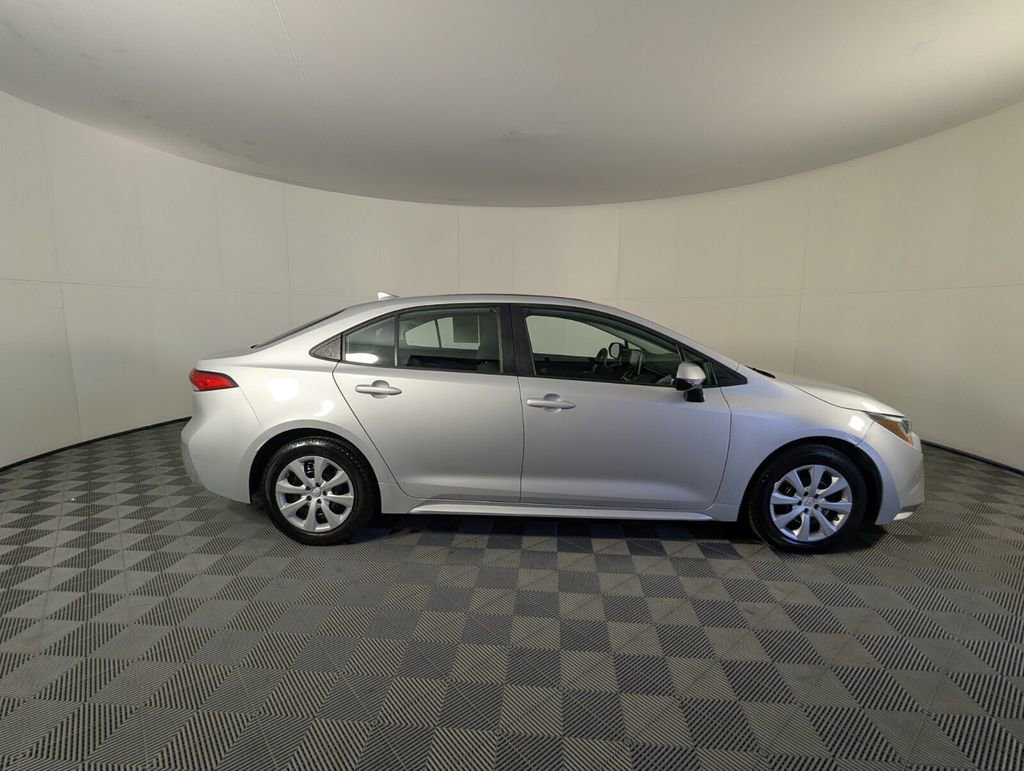 Used 2020 Toyota Corolla LE image 4