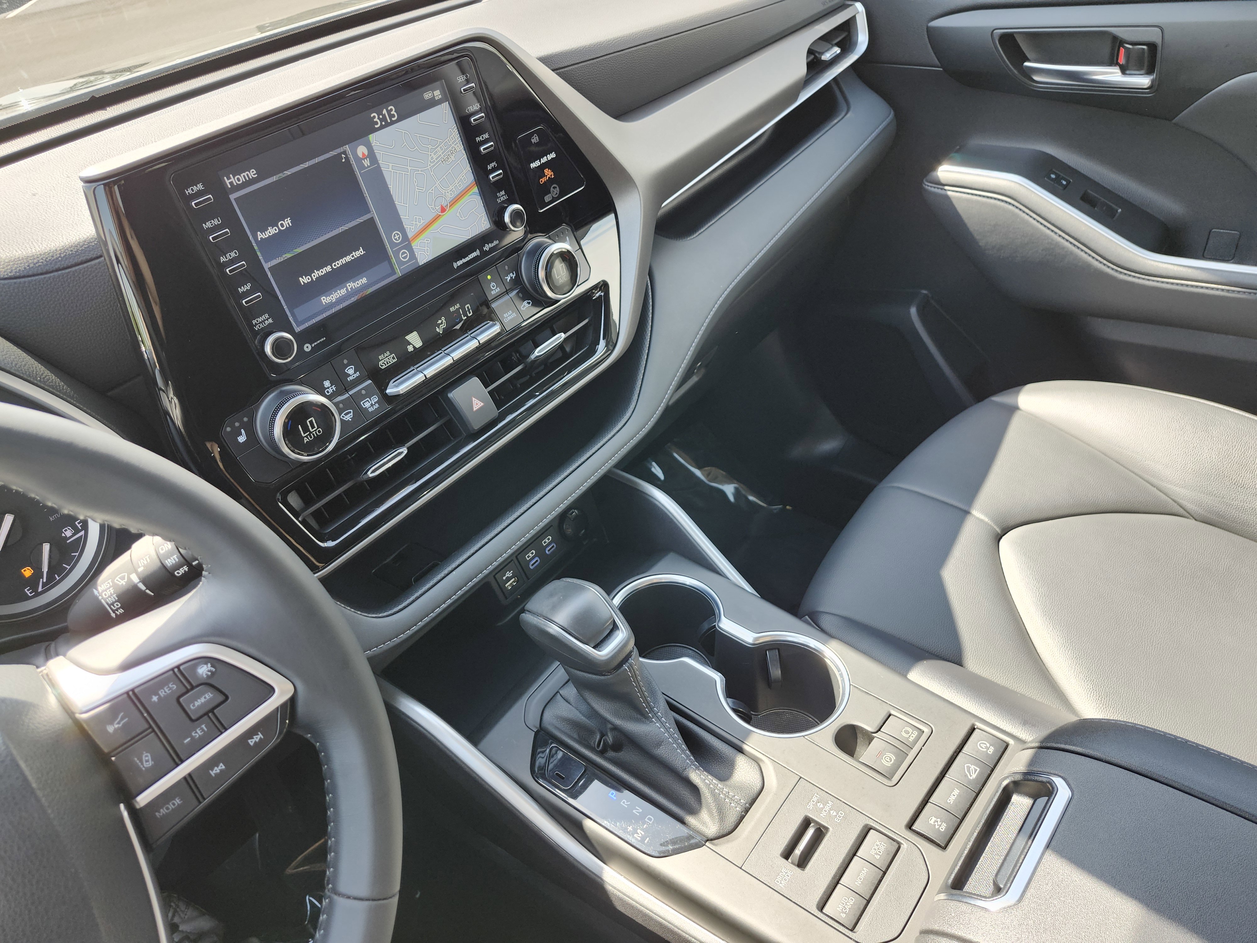 Used 2022 Toyota Highlander XLE AWD/4WD image 34