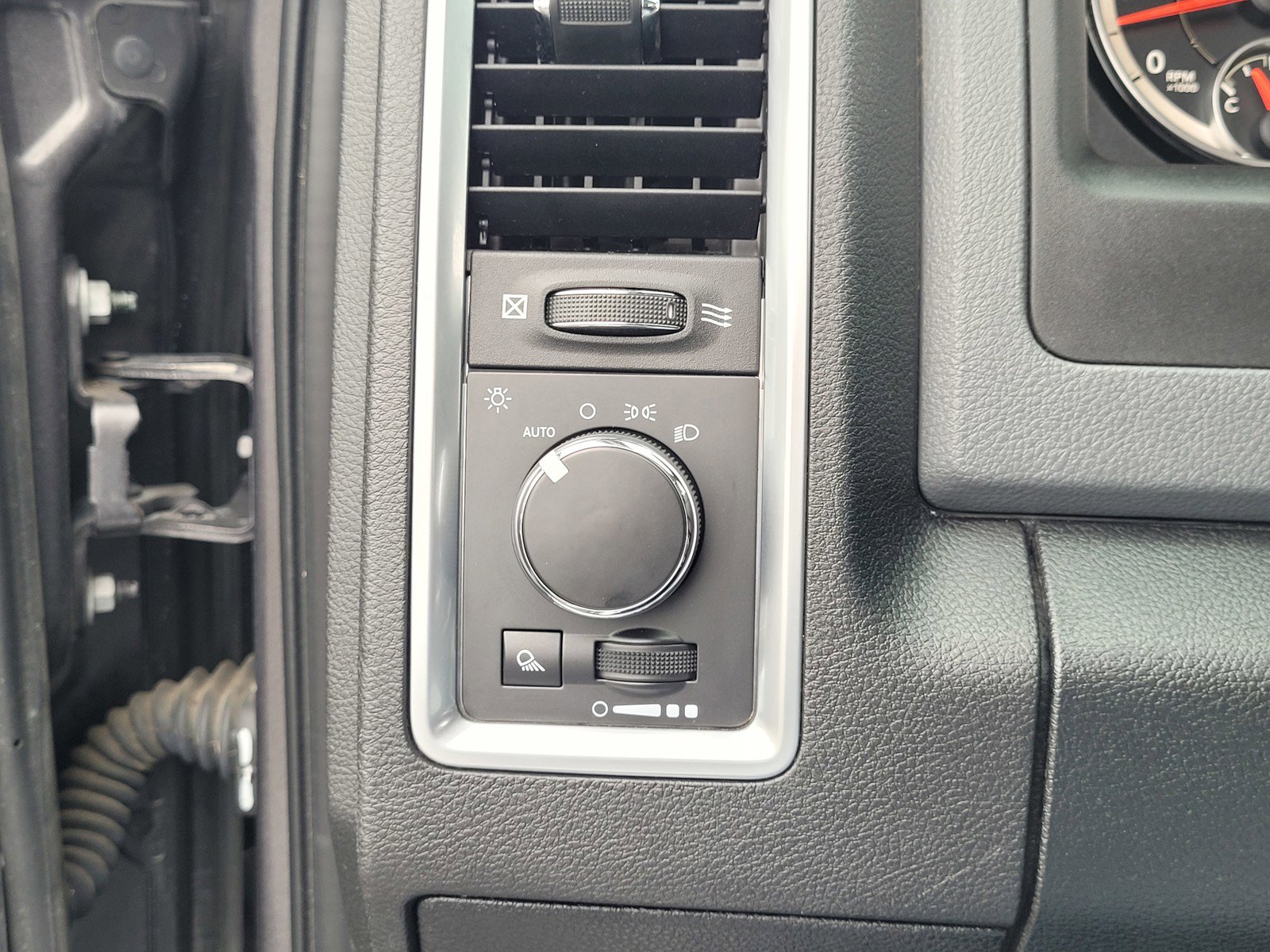 Used 2018 RAM 1500 Classic SLT AWD/4WD image 24
