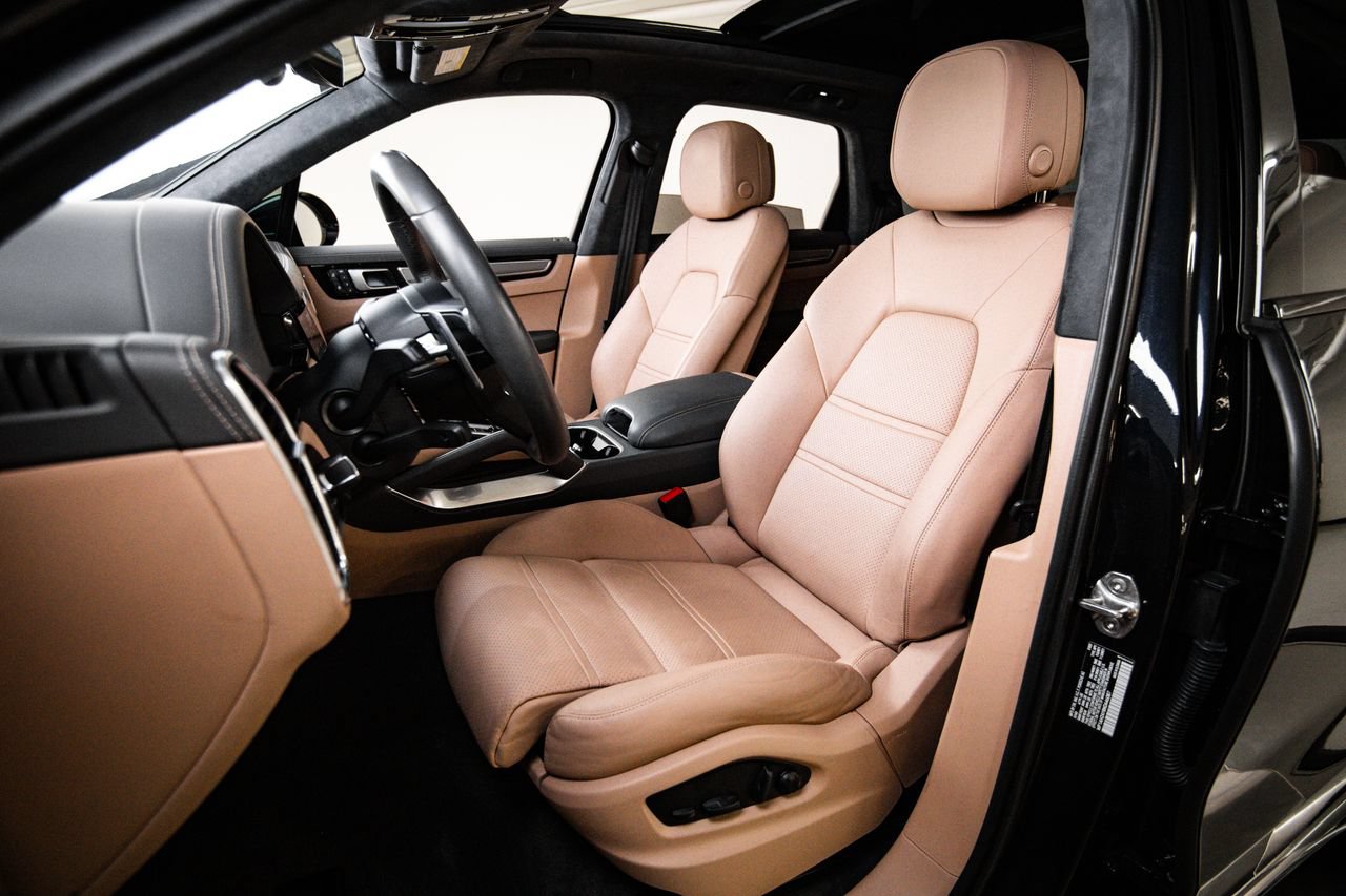 Certified 2022 Porsche Cayenne Turbo S AWD/4WD image 5