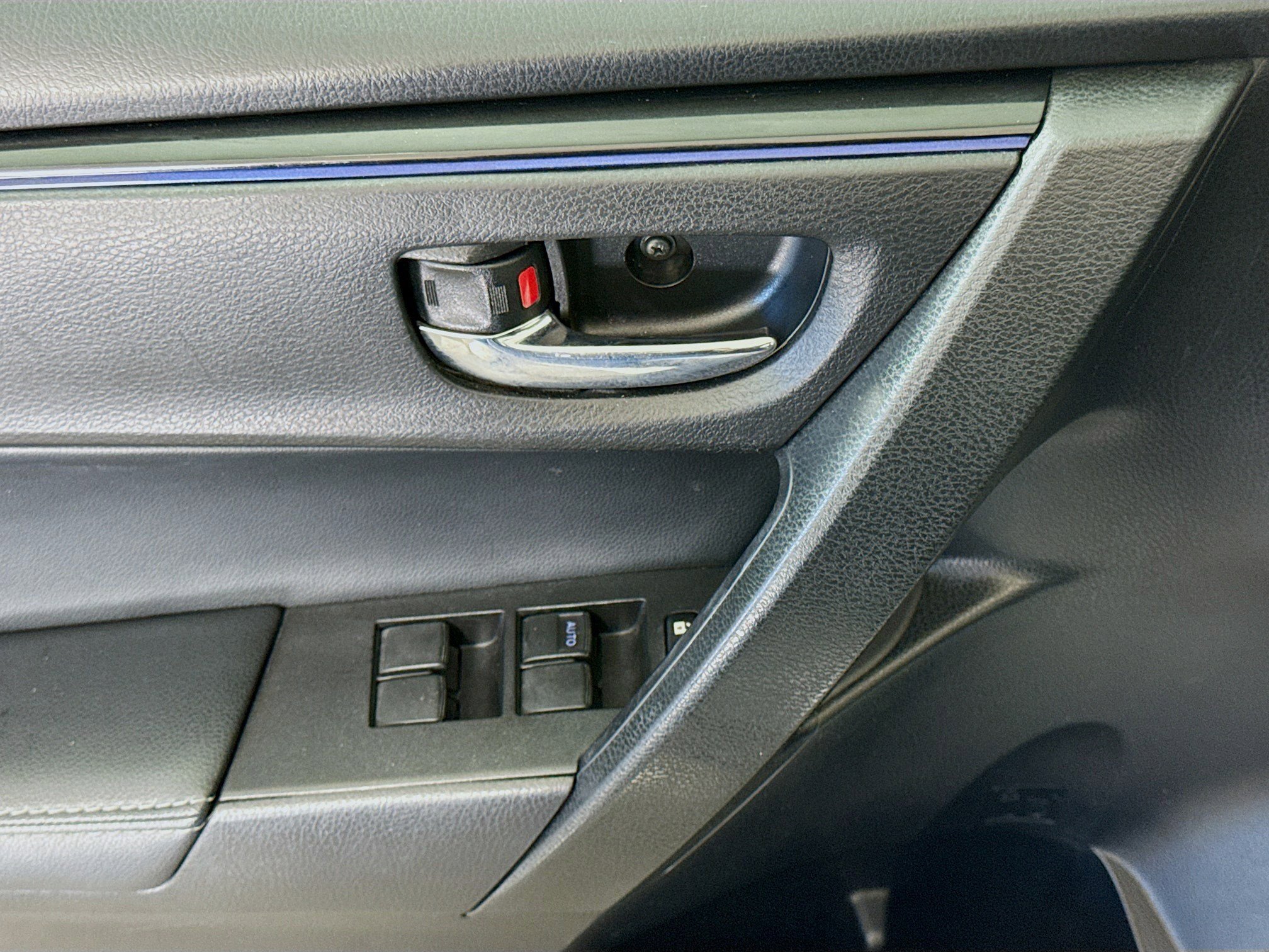 Used 2018 Toyota Corolla SE w/ SE Premium Package FWD image 24