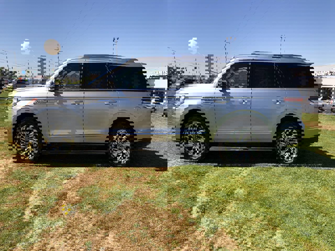 Used 2023 Lincoln Navigator Reserve image 3