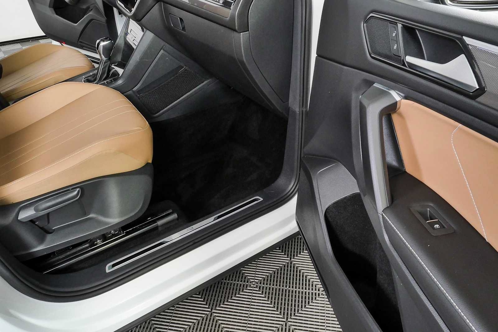 Certified 2023 Volkswagen Tiguan SE R-Line FWD image 26
