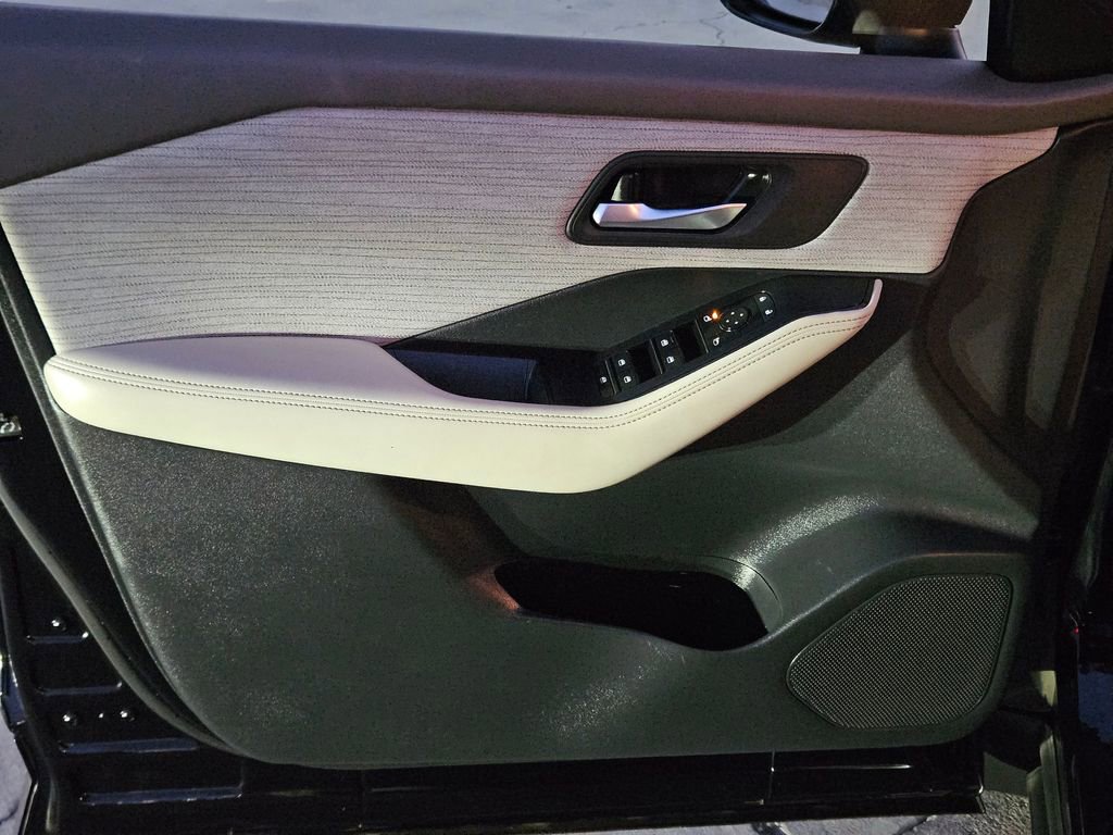 Used 2023 Nissan Rogue SV image 24