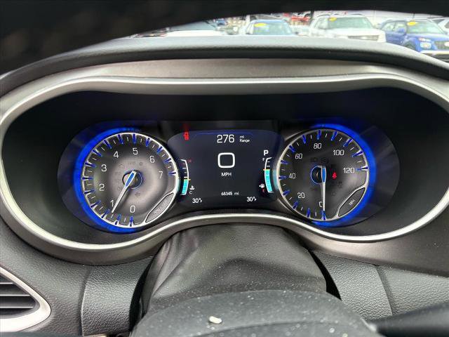 Used 2024 Chrysler Pacifica Touring-L image 17