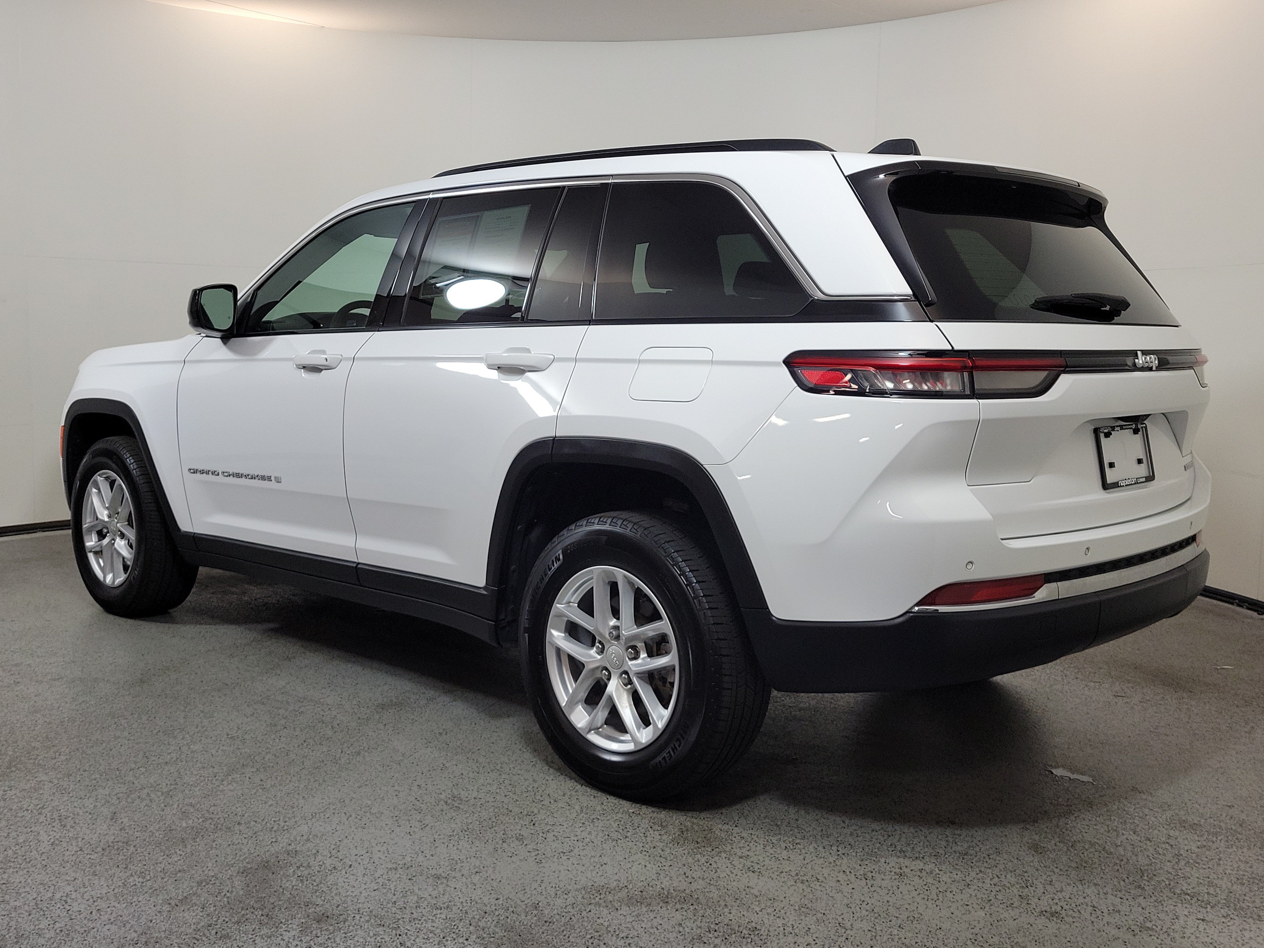 Used 2025 Jeep Grand Cherokee Laredo X RWD image 5