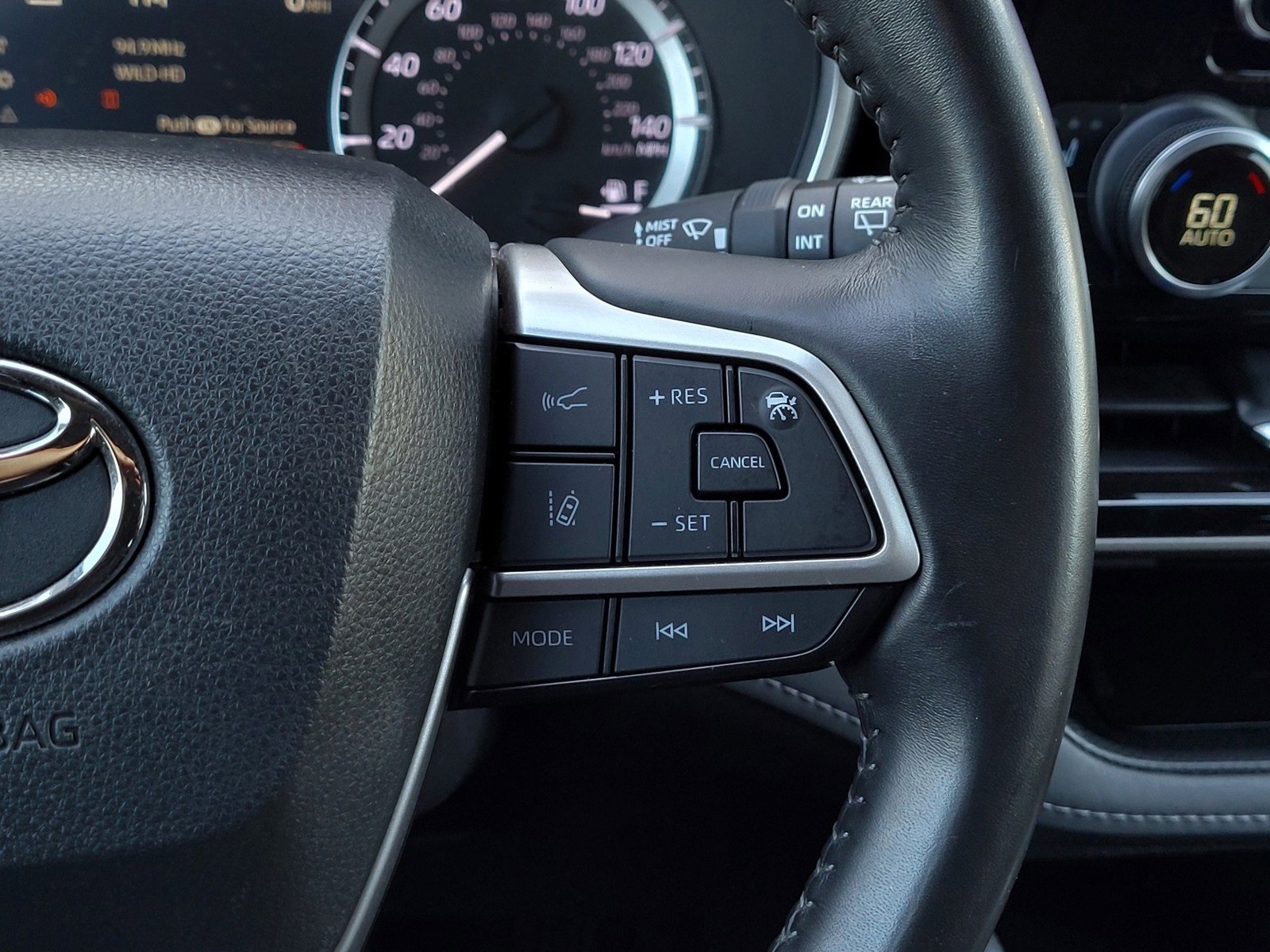 Certified 2024 Toyota Highlander XLE image 23