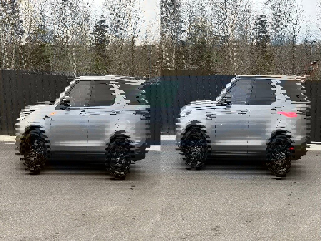 Certified 2025 Land Rover Discovery S image 2