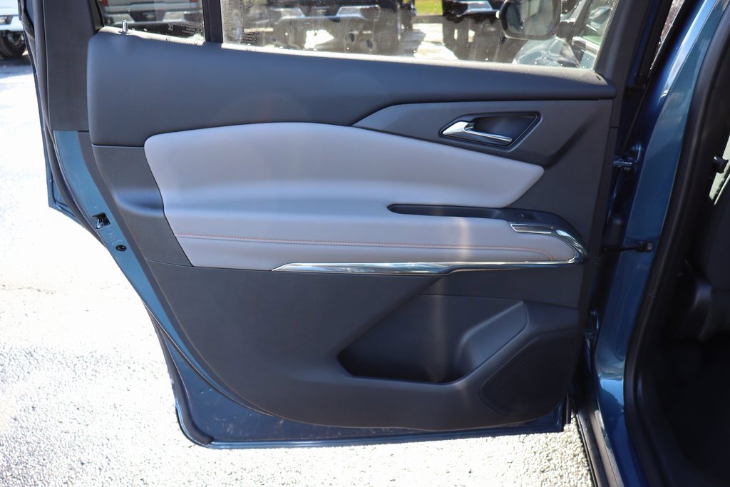 Used 2025 Chevrolet Traverse LT w/ Driver Confidence Package image 24