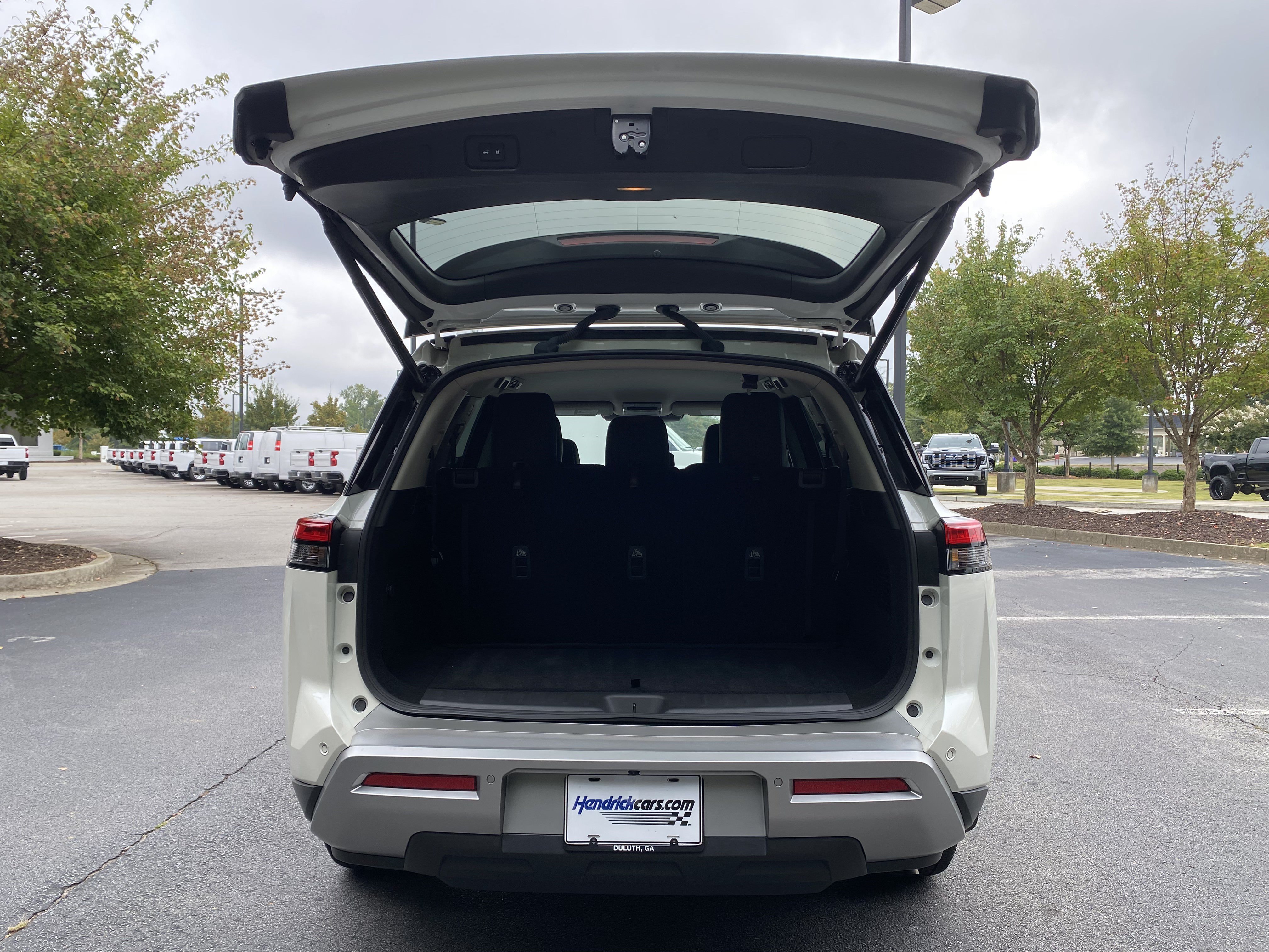 Used 2024 Nissan Pathfinder SL FWD image 11