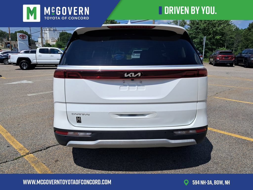 Used 2023 Kia Carnival LX FWD image 4