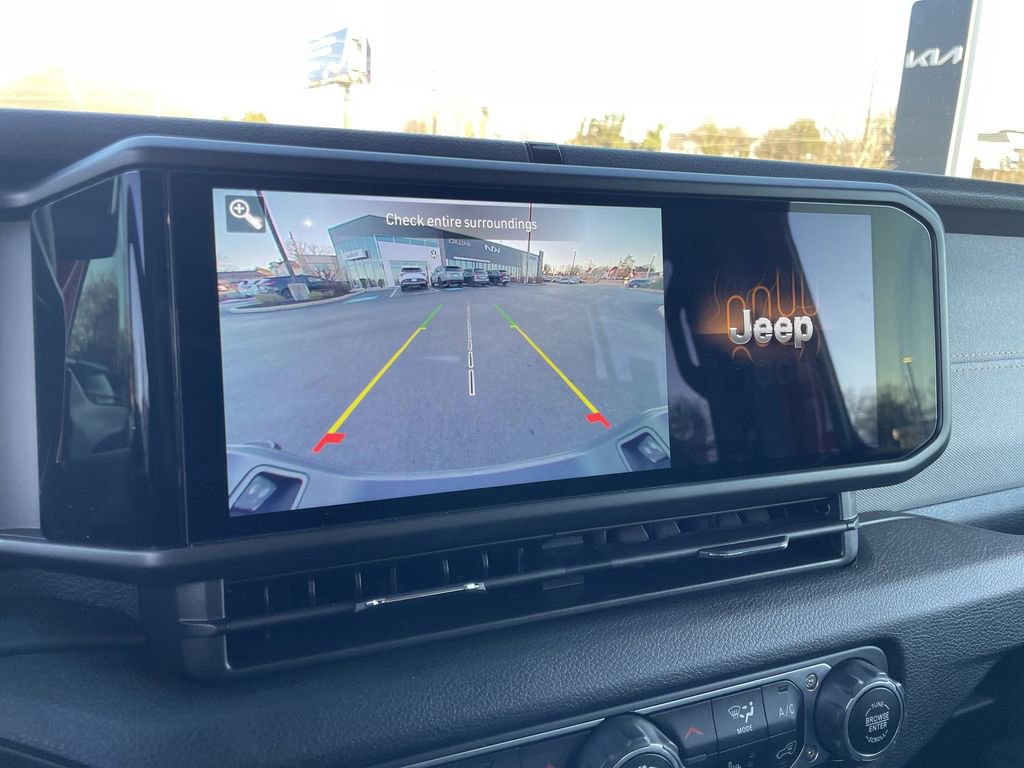 Used 2024 Jeep Gladiator Willys image 12