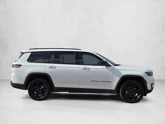 Used 2023 Jeep Grand Cherokee L Laredo image 4