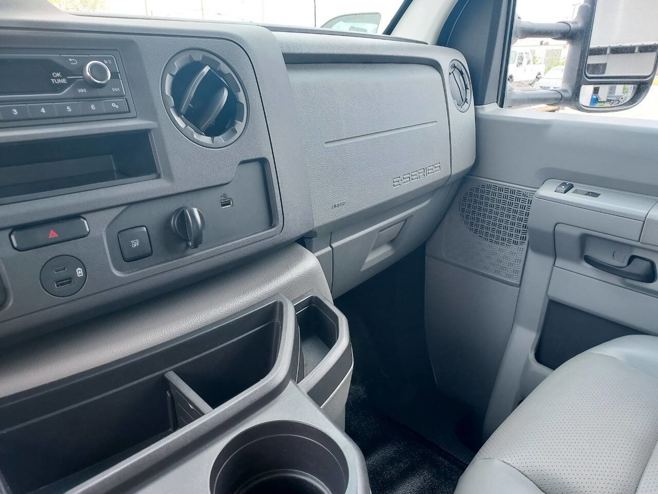 Used 2022 Ford E-450 and Econoline 450 Super Duty w/ Power Windows & Locks Group RWD image 17